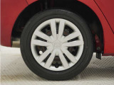 ◆純正ホイール装着車◆シンプルなデザインのホイールキャップ付きです。