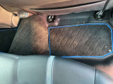純正ディーラーオプションのフロアマット。
