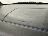 【助手席エアバッグ】SRSエアバッグとはシートベルトの働きを補助して衝突した時に乗員の衝撃を軽減するシートベルト併用式エアバッグ。前面衝突時に瞬時に膨らみ、頭部と胸部の衝撃を軽減します。