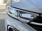 LEDマトリックスヘッドライト「IQ.LIGHT」。対向車や先行車を検知し、LEDを個別制御。まぶしさを抑えながら、夜間の視界をしっかり確保します。