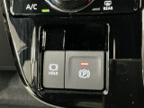 【オートブレーキホールド・電子パーキング】ホールド機能がONになっている状態でクルマが停止すると自動でブレーキが作動!知らずうちにブレーキが緩んでしまった時、運転で足が疲れた時などに役立ちます♪