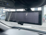 【インテリジェントルームミラー】です。車両後方のカメラ映像がミラー(液晶画面)に写るので、後席の人や荷物が写りこみません。夜間や悪天候でも視界が良好です♪