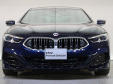 【キドニーグリル】BMWの代名詞。一目見ただけでBMWであると認識できる確固たるアイコンとして存在感を放ちます。