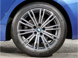 【BMWアロイホイル】軽量かつ強度に拘ったアロイホイル。走行性能ポテンシャルを引き出す設計。車の足元を引き締めてくれる大きなポイントはアロイホイルです。