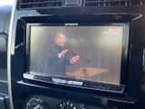 停車中にテレビ番組を楽しめる画面を備えています。大きく見やすい表示で、休憩時間や待ち時間を過ごす際にも便利。映像を楽しめる装備としてご活用いただけます。