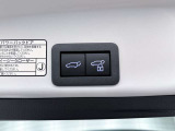 パワーバックドアです。荷物を持っていても、ボタンを押すだけで簡単に開閉ができます。