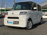 角の丸みを活かした親しみやすいフロントに、すっきりとした側面の表情が続きます。明るいボディカラーが清潔感を添え、街中でも印象に残る佇まいです。