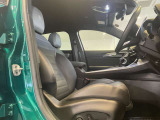 低走行2,000kmらしく使用感の少ない運転席。上質なブラックレザーを採用しています。