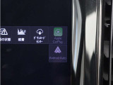 Apple CarPlayやAndroid Autoを利用すれば、スマホを簡単に接続できます。USBポートにケーブルをつなぐだけで、スマホの見慣れたホーム画面と共通するインターフェイスが表示されます。