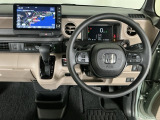 【ハンドル】運転にかかわる様々な操作を安全に行えるように視点移動が少なく操作性に配慮されたスイッチ類が凝縮されたコックピットです。
