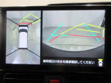 パノラミックビューモニター付きです。車両を上から見たような映像をディスプレイオーディオ画面に表示。運転席からの目視だけでは見にくい、車両周辺の状況をリアルタイムでしっかり確認できます。