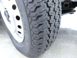 装着されるタイヤは「145/80R12」サイズ。スーパーキャリィのタフな走りをしっかり支えています。