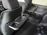 ◆シートバックテーブル◆フロントシートの背面に後席用のテーブルがついています。小物が置けて!カップホルダーもあります、ドライブ中や休憩時にも便利なテーブルです。