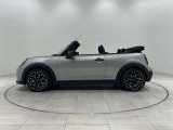 3ドアならではのコンパクトで引き締まったボディ。MINIらしい軽快な取り回しと、スポーティなスタイリングを楽しめます。
