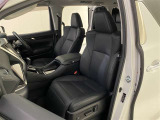 厚みがあって、座り心地のいいシート。運転席も助手席もリラックスしてゆったりと座れます♪