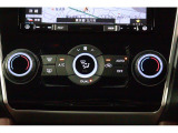 空調はフルオートエアコン(左右独立温度調整機能付)を装備です!タッチパネル式ですので、操作が簡単、左右で別々の温度設定ができます。