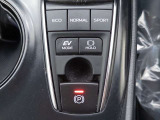 「HOLD」スイッチを押すと、信号待ち等、停車した際にブレーキを保持してくれます。