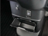 ◆センターロアボックス◆インパネ中央の下部には、ごみ箱としても使用する事ができるセンターロアボックスを装備しております。