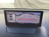 狭い場所での駐車やすれ違いなどでより的確な運転操作に役立つ360&deg;ビューモニターが装備されています。