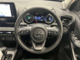 3本スポークステアリング!ステアリングスイッチ付!音量調整やメーター内インフォメーションディスプレイ操作、全車速追従機能レーダークルーズコントロール操作などが可能!
