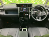 運転席まわりはメーターや中央の画面が見やすく配置され、前方の視界も広々としています。左右のシートにはゆとりがあり、運転する方も助手席の方も落ち着いて過ごせます。