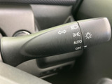 方向指示やライトの操作を手元で行えるレバーです。表示が見やすく、機能を確認しながら扱いやすい配置で、日常の運転をスムーズにサポートします。