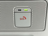 SOSコール、天井にあるスイッチを押すかエアバッグ展開時に専門のオペレーターにつながり、警察や消防への連携をサポートします。