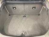 ●すっきりとした見た目のスクエア形状のラゲッジスペースです。また荷物が多い時、急なお買いものの際にもリヤシートを倒していただくことにより十分なスペースを確保できます。