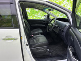 運転席まわりは視界が広く、前方を見渡しやすいレイアウトです。黒を基調としたシートと足元で落ち着いた雰囲気があり、乗り降りもしやすい開口部です。