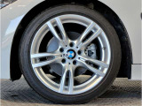 【BMWアロイホイル】軽量かつ強度に拘ったアロイホイル。走行性能ポテンシャルを引き出す設計。車の足元を引き締めてくれる大きなポイントはアロイホイルです。