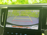 後方の映像にガイド線が表示され、駐車時に車両と周囲の位置関係を確認しやすくなります。後退時の目視確認を補助し、日常の駐車をサポートします。