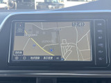 現在地周辺の道路や施設を地図上で確認でき、目的地設定や地点登録のメニューも表示されています。画面下部から表示変更などを選べるため、行き先の確認やルート設定に役立ちます。