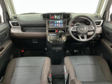 【インパネ】運転のしやすさを最優先に設計された見晴らしの良いフロントビュー。車両間隔が掴みやすく狭い道でも安心♪「安全」と「品質」を最優先に、安心してお乗りいただけるクルマを提供いたします。
