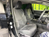 運転席まわりには十分なスペースがあり、大柄な方でもゆったり運転していただける環境です。