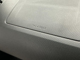 【助手席エアバッグ】SRSエアバッグとはシートベルトの働きを補助して衝突した時に乗員の衝撃を軽減するシートベルト併用式エアバッグ。前面衝突時に瞬時に膨らみ、頭部と胸部の衝撃を軽減します。