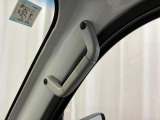 【乗降グリップ】 乗り降りをさらにラクにし、安心感も高めます。