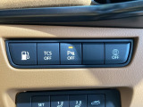 運転席脇のクラスタースイッチ部分にはパーキングセンサー、その他走行系スイッチを集中配置しております。
