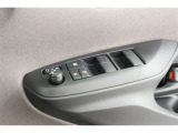 《パワーウインドウスイッチ》車の基本装備のひとつのパワーウインドウです。オート機能もあって、押し方の強弱で調整も出来ます。