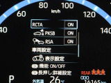 後方から接近する車両を検知して、衝突被害の軽減に寄与する安全機能リヤクロストラフィックオートブレーキ[パーキングサポートブレーキ(後方接近車両)]が装着されています。