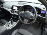 視線の先に自然と情報が集まり必要な操作へスムーズに手が届くBMWならではのコックピット。洗練されたデザインと上質な素材が調和し乗り込んだ瞬間からドライバーの走る歓びを日常に感じる空間です。