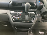 手元にスイッチ類がまとまり、前方から視線を大きく外さずに必要な操作へアクセスしやすい配置です。握りやすい形状で、毎日の運転を落ち着いてサポートします。