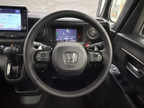 ハンドルにHondaセンシング系のクルーズコントロールやレーンキープアシストなどのスイッチと、オーディオの操作スイッチが装備されています。ハンドルから手を離さず安全に操作できます。