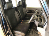 運転席の座面高さを調整できるシートリフターが付いています。