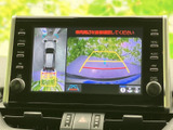 車両後方の映像とガイド表示を画面で確認でき、駐車時の周囲確認をサポートします。車両周辺の状況を把握しやすく、狭い場所への駐車や切り返しの際にも役立つ装備です。