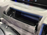 小物が収納できる運転席側インパネアンダーボックス。 ボックス内にはUSBソケットが一口。