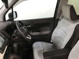 高いホールド性で運転姿勢が安定します。長距離ドライブでも疲れにくいのが魅力です。快適なドライビングライフをお送りください♪