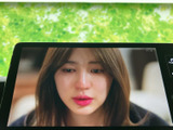 画面にテレビ番組が表示され、停車中に映像を視聴して過ごせます。見やすい大きさのディスプレイで、休憩時間などに活用できる装備です。ご利用の際は安全な場所に停車してお楽しみください。