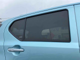 プライバシーの保護&眩しさの軽減! スモークガラスが装備されています♪