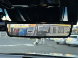 【デジタルルームミラー】車両後方カメラの映像をルームミラーに映すことが出来ます。 そのため、後席に人や荷物があって後方が見えづらい場合でもしっかり視界を確保することが出来ます。
