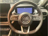 握りやすく運転しやすいステアリングです。